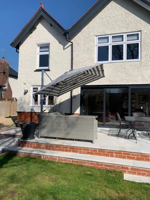 Amalfi 2.5m Cantilever Parasol
